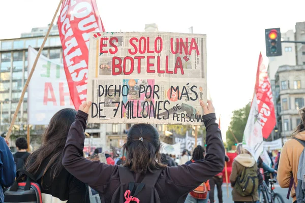 ブエノスアイレス アルゼンチン 2021年9月24日 地球規模の気候変動ストライキ 認識できない女性は テキストで署名を保持それは単なるボトル 700万人以上の人々によって言われています — ストック写真