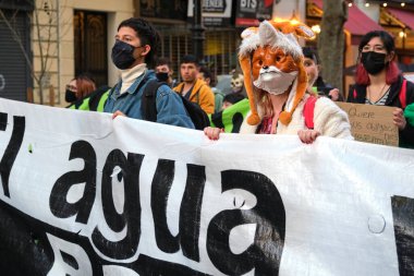 CABA, Buenos Aires, Arjantin; 24 Eylül 2021: Küresel İklim Saldırısı sırasında diğer insanlarla birlikte protesto eden hayvan maskeli kişi çevre aktivizmi.