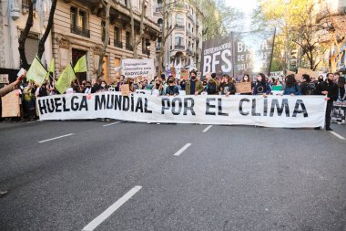 CABA, Buenos Aires, Arjantin; 24 Eylül 2021: Çevresel aktivizm, Küresel İklim Grevi yazılı bir pankartla yürüyen insanlar.