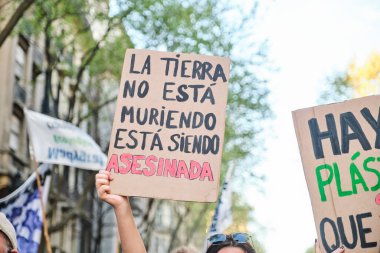 Buenos Aires, Arjantin; 24 Eylül 2021: İmza metni: Dünya ölmüyor, öldürülüyor. Çevresel aktivizm, Küresel İklim Grevi bağlamında tanınmayan insanlar protesto ediyor.