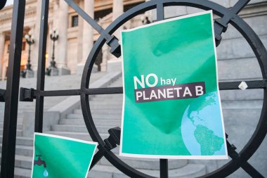 Buenos Aires, Arjantin; 24 Eylül 2021: Küresel İklim Grevi, yazılı çevreci poster Arjantin Ulusal Kongresi önünde B gezegeni yok.