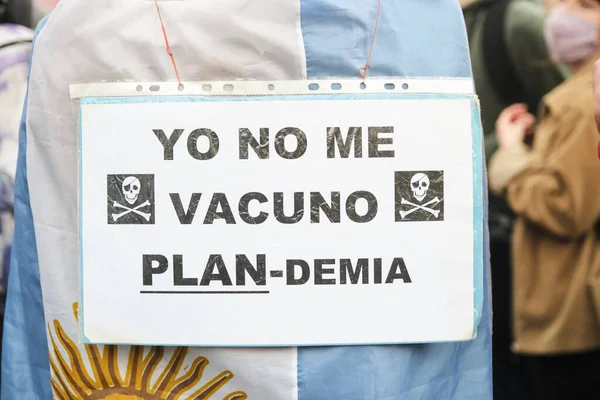 2021年9月24日 阿根廷布宜诺斯艾利斯 无法辨认的人背着一面阿根廷国旗和一个反疫苗标志 我没有接种疫苗 大流行病 — 图库照片