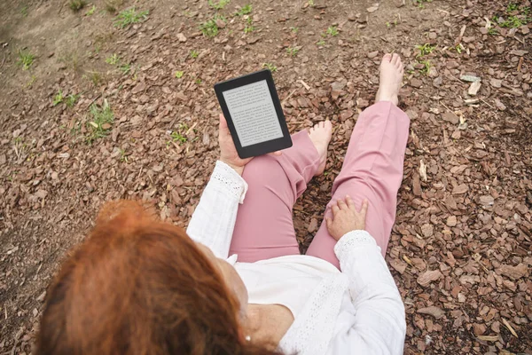 Mulher Madura Irreconhecível Lendo Ebook Leitor Eletrônico Sentado Parque Conceitos — Fotografia de Stock