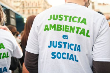 CABA, Buenos Aires, Arjantin; 24 Eylül 2021: Küresel iklim grevi, sırtında bir mesaj olan tanınmayan kişi: Çevresel adalet sosyal adalettir.
