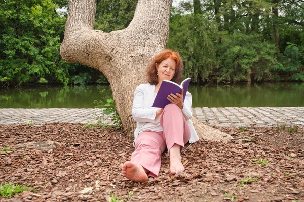 Mulher Hispânica Madura Desfrutando Seu Tempo Livre Lendo Livro Parque — Fotografia de Stock