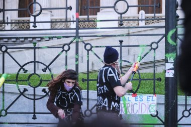 Buenos Aires, Arjantin; 24 Eylül 2021: Küresel İklim Grevi, XR, Soyu Tükenme İsyanı eylemcileri, grev politikalarını protesto etmek amacıyla Ulusal Kongre 'ye yeşil boya atın..
