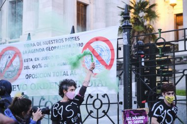 Buenos Aires, Arjantin; 24 Eylül 2021: Küresel İklim Grevi, XR 'nin genç aktivistlerinden oluşan grup, Ulusal Kongre önünde yeşil duman performansı sergiledi..