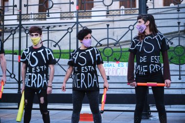 Buenos Aires, Arjantin; 24 Eylül 2021: Küresel İklim Grevi, XR, Soyu Tükenme İsyanı eylemcileri, yeşil boyayı Ulusal Kongre 'ye atarak grev eylemlerini protesto ettiler.