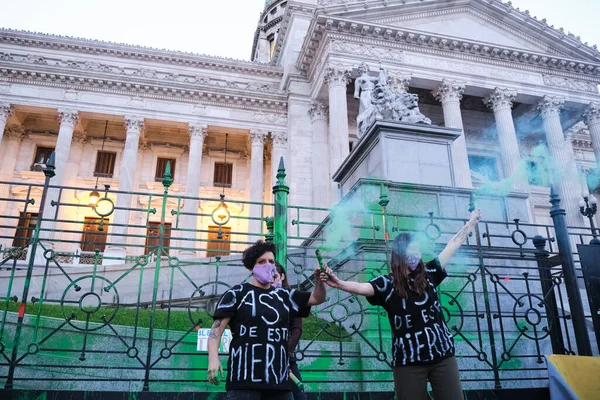 ブエノス アイレス アルゼンチン 2021年9月24日 Xrの若い活動家たちは 緑の洗濯に抗議するために国民議会の前で緑色の煙のパフォーマンスを行った — ストック写真