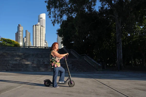 Latino Volwassen Vrouw Met Haar Elektrische Kick Scooter Stad Een — Stockfoto