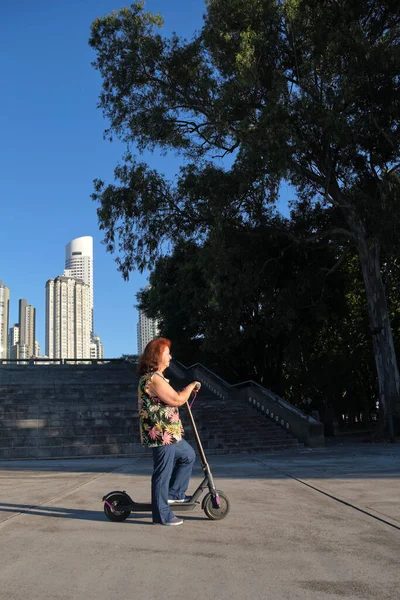 Latino Volwassen Vrouw Met Haar Elektrische Kick Scooter Stad Een — Stockfoto
