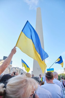 Buenos Aires, Arjantin; 6 Mart 2022: Rus savaşı ve işgaline karşı Ukrayna 'da barış için yürüyüş. Dikilitaşın önünde dalgalanan Ukrayna bayrakları.