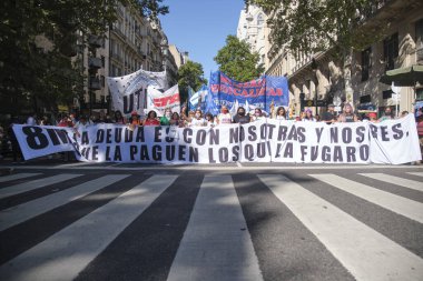 CABA, Buenos Aires, Arjantin; 8 Mart 2022: uluslararası feminist grev sırasında kadınlar yürüyüş. Pankartın metni: borç bizimle, kaçanlar ödesin..