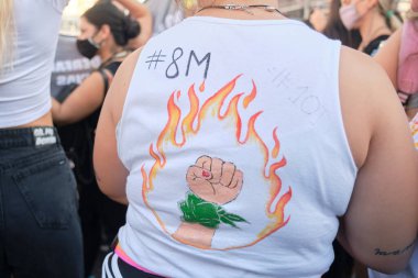 Buenos Aires, Arjantin; 8 Mart 2022: Uluslararası Kadınlar Günü, yeşil fularlı, tanınmayan bir kadın, yasal kürtajı destekleyen sembol, gömleğinin arkasında resmedilmiş