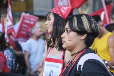 Buenos Aires, Arjantin; 8 Mart 2022: Uluslararası feminist grev. Yanağında feminist sembolü olan ciddi bir ifade..