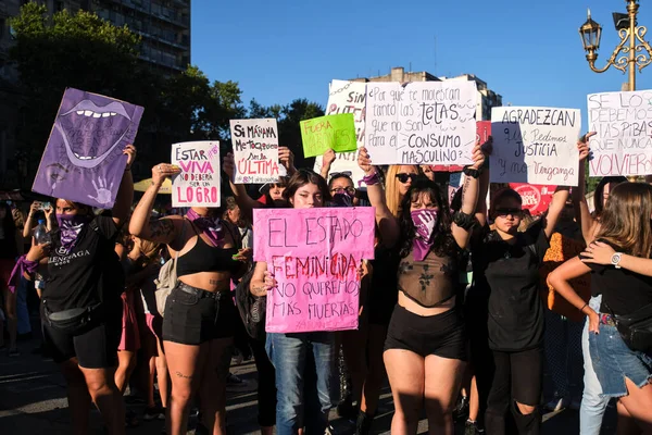 Buenos Aires, Arjantin; 8 Mart 2022: Uluslararası feminist grev sırasında tabela tutan kadınlar: Hayatta olmak bir başarı olmamalı; intikam değil adalet istediğimiz için minnettar olun.