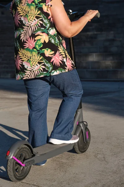 Eine Unkenntliche Frau Mit Ihrem Elektro Tretroller Einem Sonnigen Morgen — Stockfoto