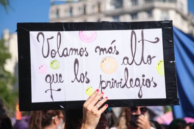 CABA, Buenos Aires, Arjantin; 8 Mart 2022: Uluslararası feminist grev, genç bir kadının elinde 