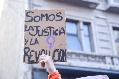 CABA, Buenos Aires, Arjantin; 8 Mart 2022: Uluslararası feminist grev, bir kadın elinde 