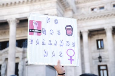 CABA, Buenos Aires, Arjantin; 8 Mart 2022: Uluslararası feminist grev, bir kadın elinde metinle bir tabela tutuyor.