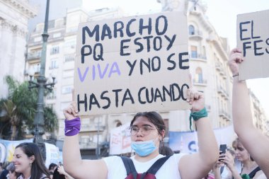 Buenos Aires, Arjantin; 8 Mart 2022: Uluslararası feminist grev, genç bir kadın yürüdüğüm metinle bir mukavva tutuyor çünkü hayattayım ve ne kadar süredir bilmiyorum..