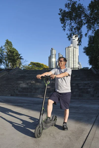 Homem Sênior Hispânico Com Sua Scooter Pontapé Elétrico Cidade Uma — Fotografia de Stock