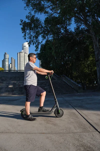Spaanse Senior Man Met Zijn Elektrische Kick Scooter Stad Een — Stockfoto