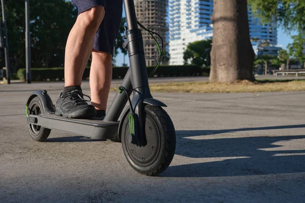 Homem Irreconhecível Com Sua Scooter Pontapé Elétrico Cidade Uma Manhã — Fotografia de Stock