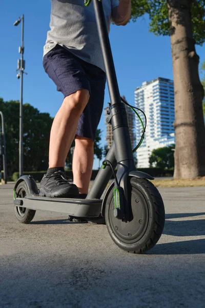 市内で彼の電動キックスクーターと認識できない男晴れた朝 持続可能性 現代性 クリーンエネルギーとグリーンモビリティ エコ輸送の概念 — ストック写真