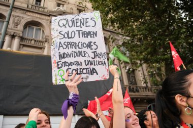 Buenos Aires, Arjantin; 8 Mart 2022: Uluslararası feminist grev, tanınmayan bir kadın, elinde sadece bireysel emelleri olanların toplu mücadeleyi asla anlayamayacağı bir yazı tutuyor..