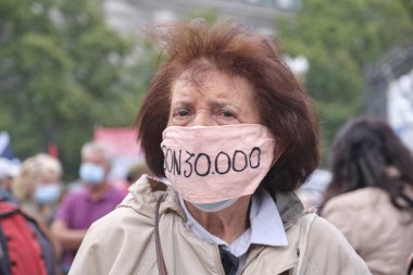 Buenos Aires, Arjantin; 24 Mart 2022: Doğruluk ve Adaleti Anma Günü, kadın metinde bir maske takıyor..