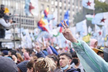 Buenos Aires, Arjantin; 24 Mart 2022: Ulusal Gerçek ve Adalet Anma Günü, Plaza de Mayo 'da kalabalık, insanlar ellerini kaldırarak zafer işareti yapıyorlar..