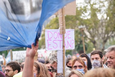 Buenos Aires, Arjantin; 24 Mart 2022: Ulusal Gerçek ve Adalet Günü, Plaza de Mayo 'da kalabalık, poster: Neredeler? Diktatörlük sırasında binlerce insan ortadan kayboldu.