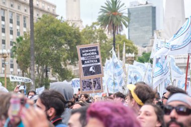 Buenos Aires, Arjantin; 24 Mart 2022: Doğruluk ve Adalet için Ulusal Anma Günü, Plaza de Mayo 'da kalabalık, içinde Bellek, doğruluk ve adalet yazılı poster. Ne unutuluyor ne de affediliyor.