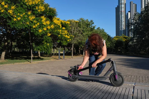 Latin Mogen Kvinna Vecklar Sin Elektriska Sparkcykel Stadspark Solig Morgon — Stockfoto