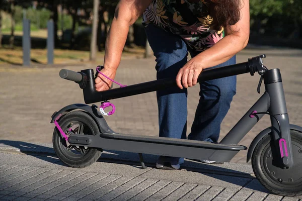 Oigenkännlig Kvinna Utvecklar Sin Elektriska Sparkcykel Stadspark Solig Morgon Begreppen — Stockfoto