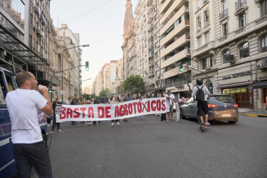 Başkent Federal, Buenos Aires, Arjantin; 11 Kasım 2021: Çevre protestosu, üzerinde zehirli tarım kimyasalları olmayan pankart taşıyan böcek ilacı kullanımına karşı yürüyüş