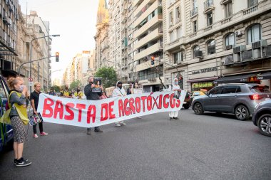 Başkent Federal, Buenos Aires, Arjantin; 11 Kasım 2021: Çevre protestosu, üzerinde zehirli tarım kimyasalları olmayan pankart taşıyan böcek ilacı kullanımına karşı yürüyüş