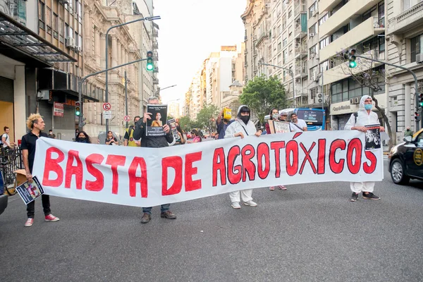 ブエノスアイレス アルゼンチン 11月11 2021 環境抗議 テキストとバナーを保持する農薬の使用に対して行進する人々毒性農薬はもうありません — ストック写真