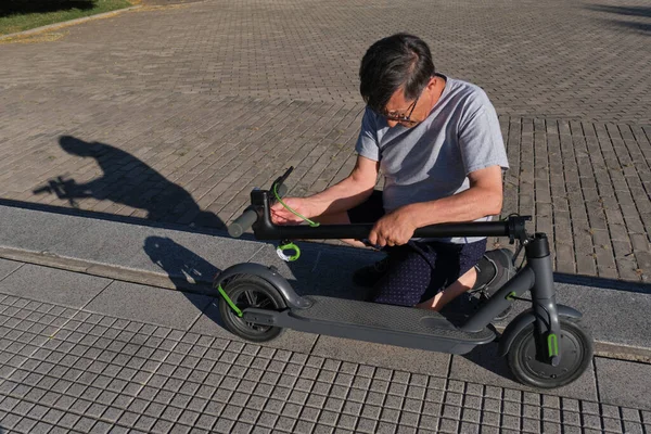 Hispanic Senior Man Unfolding Her Electric Kick Scooter City Park — Stock Photo, Image