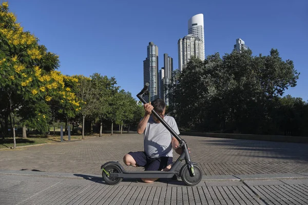 Hombre Mayor Hispano Desplegando Patinete Scooter Eléctrico Parque Ciudad Una —  Fotos de Stock