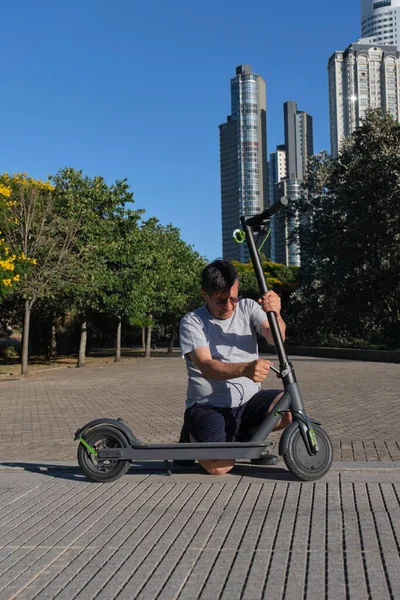 ヒスパニック系の老人は晴れた日の朝に屋外で電動キックスクーターを展開 電気エネルギー 現代的なモビリティ 生態系輸送 活発な都市生活の概念 — ストック写真