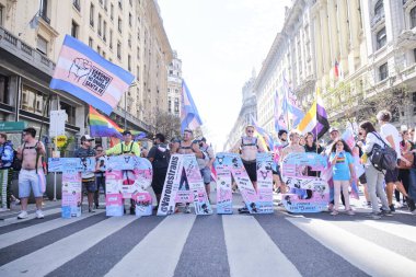 Buenos Aires, Arjantin; 6 Kasım 2021: LGBT Onur Yürüyüşü. Çift cinsiyetli olmayan ve transseksüel erkek kolektif.