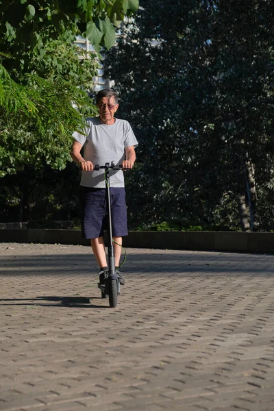 Ein Hispanischer Senior Fährt Einem Sonnigen Morgen Mit Seinem Elektro — Stockfoto