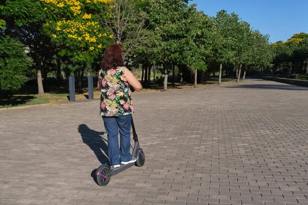 Latino Volwassen Vrouw Rijden Haar Elektrische Kick Scooter Stad Een — Stockfoto