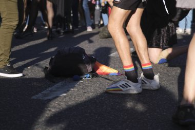 Buenos Aires, Arjantin; 6 Kasım 2021: LGBT Onur Yürüyüşü. Gökkuşağı bayrağı detayları. Çorap ve ayakkabılarda gökkuşağı bayrağı, birçok şekilde gösterilen gurur sembolü..