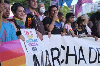 Buenos Aires, Arjantin; 6 Kasım 2021: LGBT Onur Yürüyüşü. İnsanlar yürür, afiş yapıştırır zamanla aşkımız nefretin üstesinden gelir..