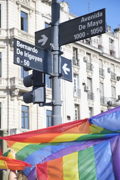 Buenos Aires, Arjantin; 6 Kasım 2021: LGBT Onur Yürüyüşü. Şehir merkezindeki bir sokakta sembolik gökkuşağı bayrakları.