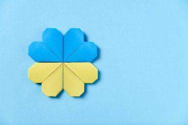 Mavi ve sarı origami çiçeği, Ukrayna bayrağının renkleri. Rus askeri saldırısında Ukrayna 'yı destekleyen kavramsal sembolik imaj. Barış, umut ve dayanışma.