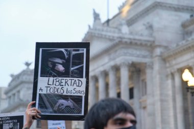 Buenos Aires, Arjantin; 1 Kasım 2021: Dünya Vejetaryenler Günü, Kongre önünde yürüyen eylemciler: Tüm varlıklara özgürlük.